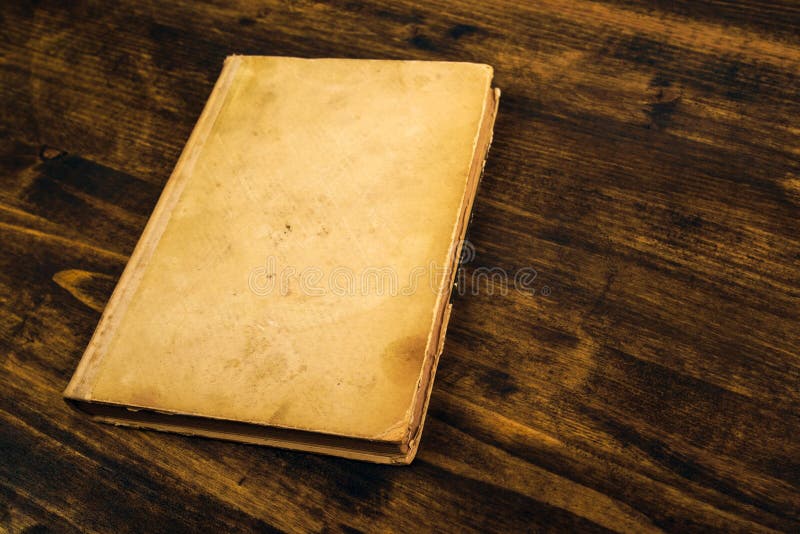 Libro viejo del vintage en la tabla de madera rústica imágenes de archivo libres de regalías Libro viejo del vintage en la tabla de madera rústica imágenes de archivo libres de regalías