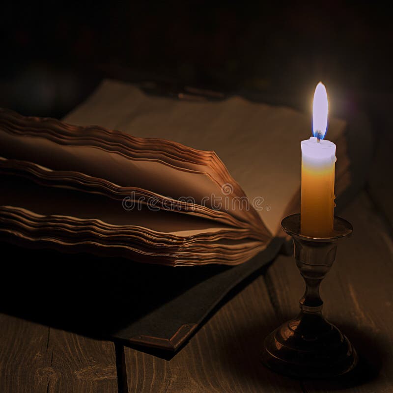Libro antiguo y vela fotografía de archivo libre de regalías