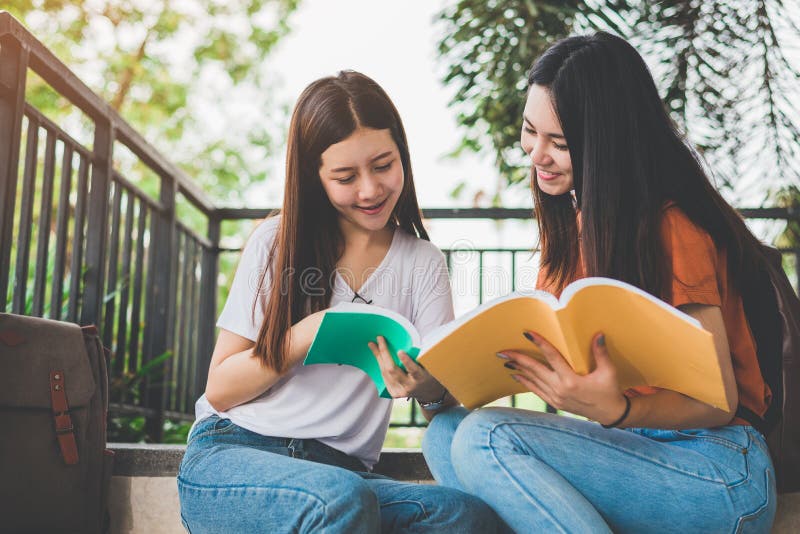 Libros asiáticos de la lectura y de las clases particulares de dos muchachas de la belleza para el examen final junto Estudiante foto de archivo Libros asiáticos de la lectura y de las clases particulares de dos muchachas de la belleza para el examen final junto Estudiante foto de archivo