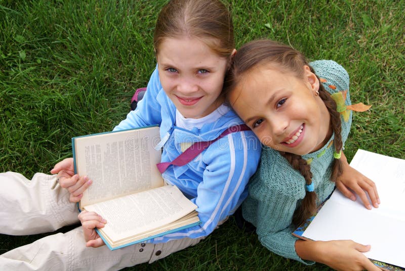 Libros de lectura de las muchachas de la escuela del preadolescente imágenes de archivo libres de regalías Libros de lectura de las muchachas de la escuela del preadolescente imágenes de archivo libres de regalías