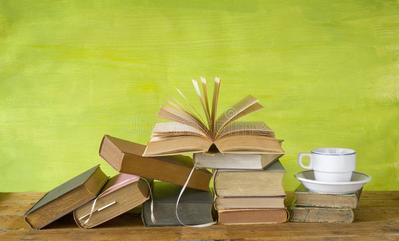 Libros del vintage con una taza de café fotos de archivo libres de regalías Libros del vintage con una taza de café fotos de archivo libres de regalías