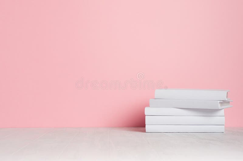 Libros en blanco blancos en el estante blanco y la pared rosada suave como decoración casera moderna, elegante fotografía de archivo Libros en blanco blancos en el estante blanco y la pared rosada suave como decoración casera moderna, elegante fotografía de archivo