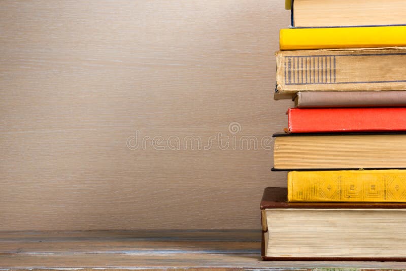 Libros En Estante De Madera Del Escritorio De La Tabla Del Grunge En Biblioteca De Nuevo a Fondo De La Escuela Con El Espacio De Imagen de archivo - Imagen de muestra, Libros En Estante De Madera Del Escritorio De La Tabla Del Grunge En Biblioteca De Nuevo a Fondo De La Escuela Con El Espacio De Imagen de archivo - Imagen de muestra,
