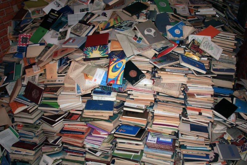 Libros En La Destrucción - El Papel Reciclado 10.000 Reserva Foto editorial  - Imagen de basura, secundario: 109484326
