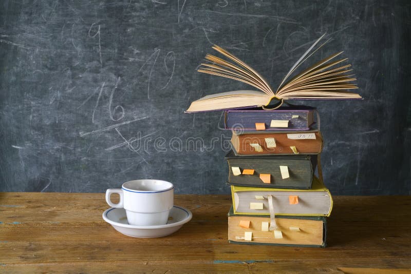 Libros, taza de café imágenes de archivo libres de regalías Libros, taza de café imágenes de archivo libres de regalías