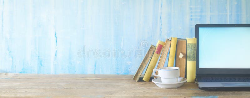 Libros, taza de café y ordenador portátil, aprendiendo, educación imágenes de archivo libres de regalías