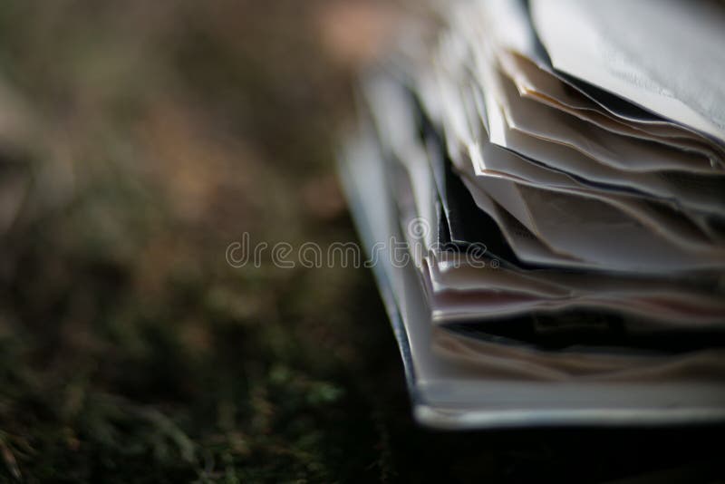 Libros viejos del vintage en el fondo borroso, lugar para el texto fotografía de archivo Libros viejos del vintage en el fondo borroso, lugar para el texto fotografía de archivo