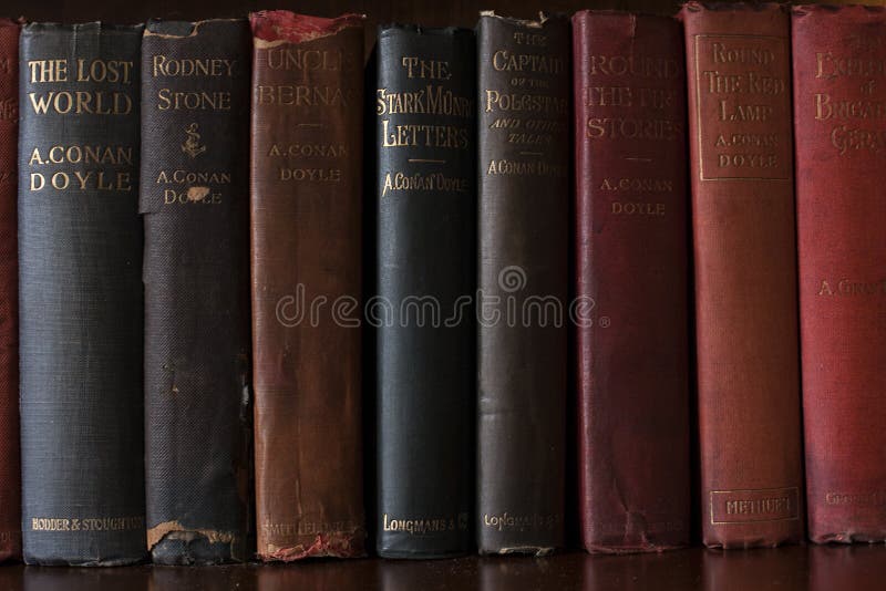 Libros viejos por A Conan Doyle fotografía de archivo Libros viejos por A Conan Doyle fotografía de archivo