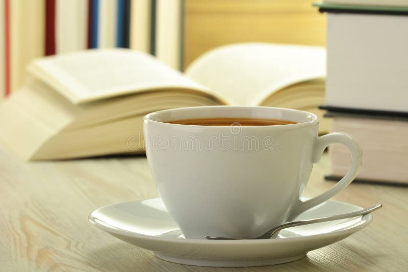 Libros y taza de café en el vector fotos de archivo libres de regalías Libros y taza de café en el vector fotos de archivo libres de regalías