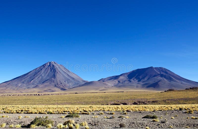 Licancabur e Juriques nel deserto di Atacama, Cile fotografie stock Licancabur e Juriques nel deserto di Atacama, Cile fotografie stock