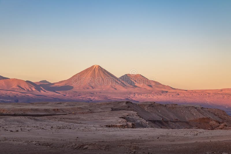 Licancabur-Vulkanansicht vom Mond und von Death Valley - Atacama-Wüste, Chile stockfotos Licancabur-Vulkanansicht vom Mond und von Death Valley - Atacama-Wüste, Chile stockfotos