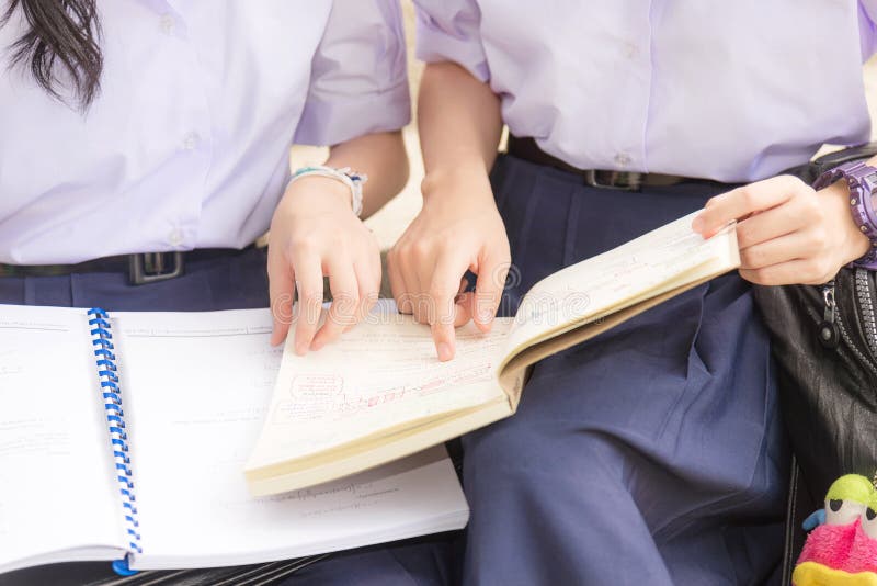 Lichaam en handen van Aziatische Thaise hoge het paarlezing van de schoolmeisjesstudent stock foto's Lichaam en handen van Aziatische Thaise hoge het paarlezing van de schoolmeisjesstudent stock foto's