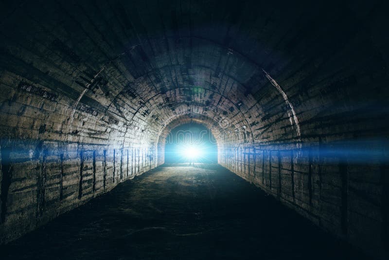 Licht im Ende des Tunnels Langer untertägiger konkreter Korridor in verlassenem Bunker oder im Kernschutz stockfotografie Licht im Ende des Tunnels Langer untertägiger konkreter Korridor in verlassenem Bunker oder im Kernschutz stockfotografie