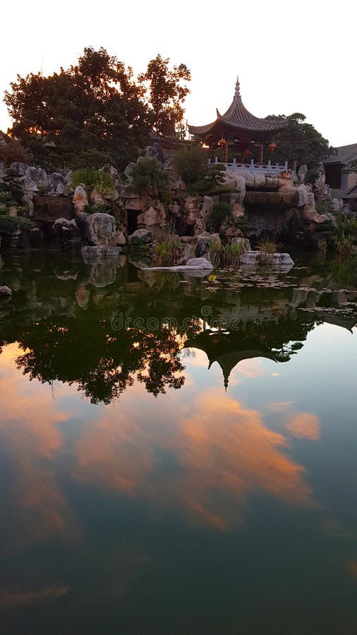Licht van zonsondergang in de Familietuin van Zhu in de typische Chinese edele woonplaats van de Familie van Zhu, Jianshui, Yunna royalty-vrije stock foto's Licht van zonsondergang in de Familietuin van Zhu in de typische Chinese edele woonplaats van de Familie van Zhu, Jianshui, Yunna royalty-vrije stock foto's