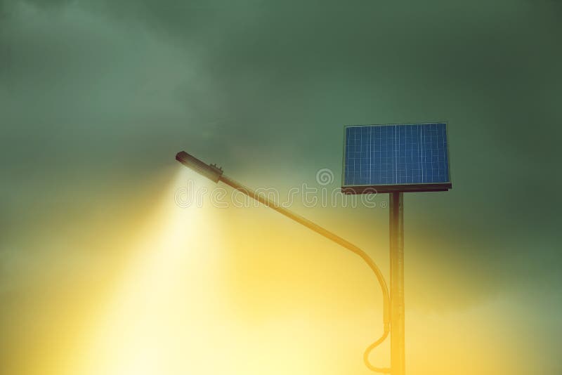 Licht vom Straßenlichtmast mit photo-voltaischer Platte lizenzfreie stockbilder Licht vom Straßenlichtmast mit photo-voltaischer Platte lizenzfreie stockbilder