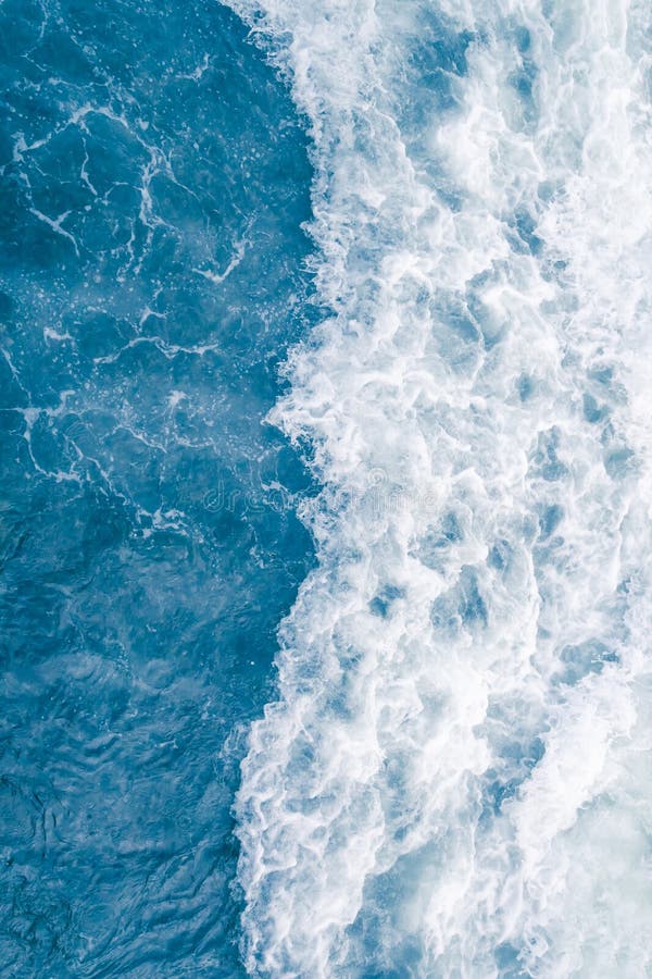 Lichtblauwe overzeese golf tijdens hoog de zomergetijde, abstracte oceaanachtergrond