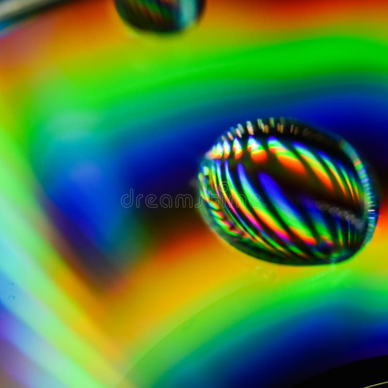 Lichtdiffractie met regenbogen op waterdruppels