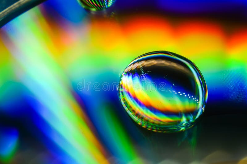 Lichtdiffractie met regenbogen op waterdruppels