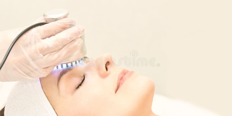 Lichte infrarode therapie De kosmetiek hoofdprocedure De vrouwengezicht van de schoonheid Kosmetisch salonapparaat Gezichtshuidve