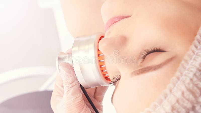 Lichte infrarode therapie De kosmetiek hoofdprocedure De vrouwengezicht van de schoonheid Kosmetisch salonapparaat Gezichtshuidve royalty-vrije stock foto's Lichte infrarode therapie De kosmetiek hoofdprocedure De vrouwengezicht van de schoonheid Kosmetisch salonapparaat Gezichtshuidve royalty-vrije stock foto's