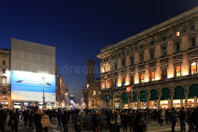 Lichten in Duomo-Vierkant tijdens Kerstmisvakantie, Milaan stock fotografie Lichten in Duomo-Vierkant tijdens Kerstmisvakantie, Milaan stock fotografie