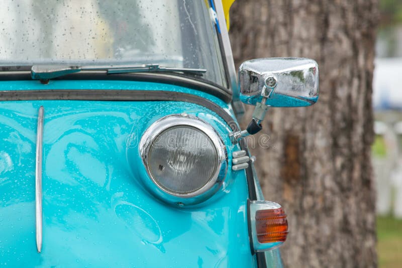 Lichten voor een uitstekende auto royalty-vrije stock afbeelding Lichten voor een uitstekende auto royalty-vrije stock afbeelding