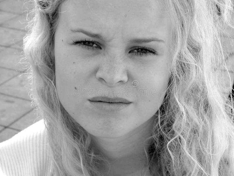 Lichtjes geërgerdee jonge vrouw stock foto Lichtjes geërgerdee jonge vrouw stock foto