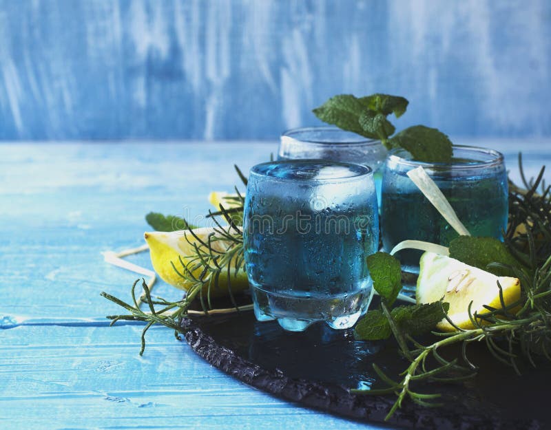 Licor o sambuca azul de curaçao con el limón imagen de archivo Licor o sambuca azul de curaçao con el limón imagen de archivo
