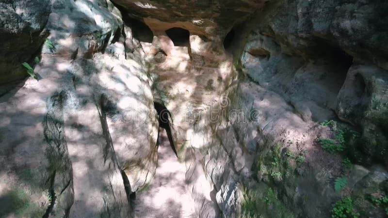 Licu - Clipes Langu Sandstone A Grande Caverna Langu