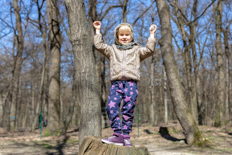 ?liczni mali blondyny ?artuj? dziewczyny ma zabaw? outdoors Dziecko w przypadkowej sport odzie?y i chustki skokowej wysoko?ci od obraz stock ?liczni mali blondyny ?artuj? dziewczyny ma zabaw? outdoors Dziecko w przypadkowej sport odzie?y i chustki skokowej wysoko?ci od obraz stock