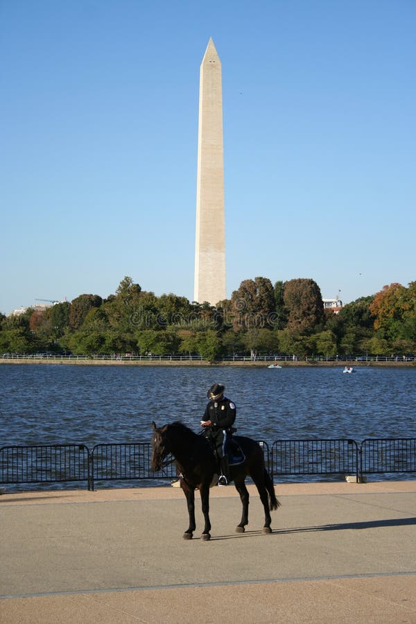 Lid van de bereden politie en Washington monument