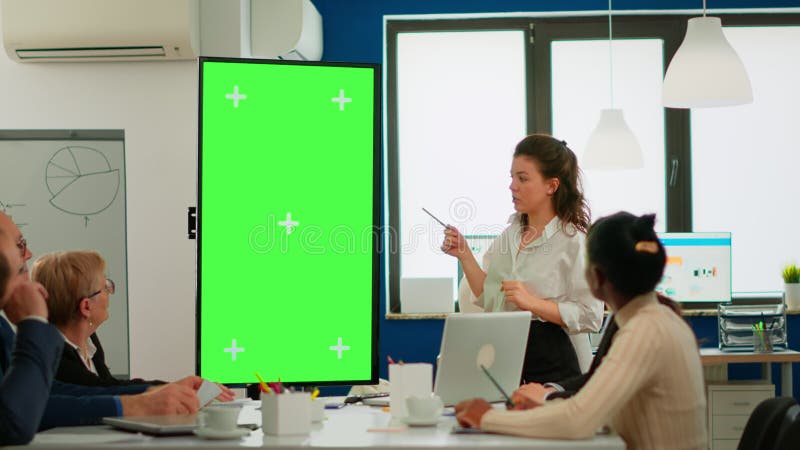 Lider odprawa biznesowa stojąca w sali konferencyjnej pokazująca na wyświetlaczu Greenscreen