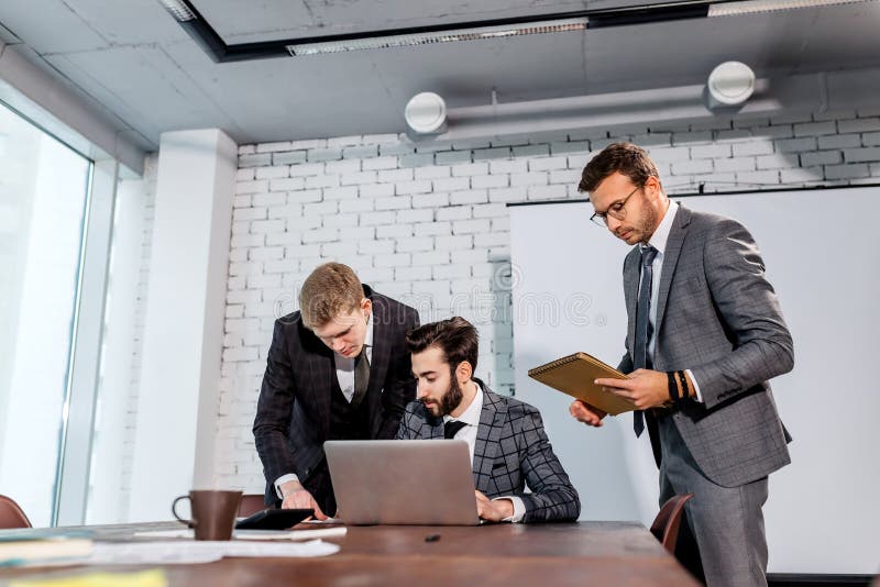 Conceito De Empresa Árabes E Caucasianos Imagem de Stock - Imagem