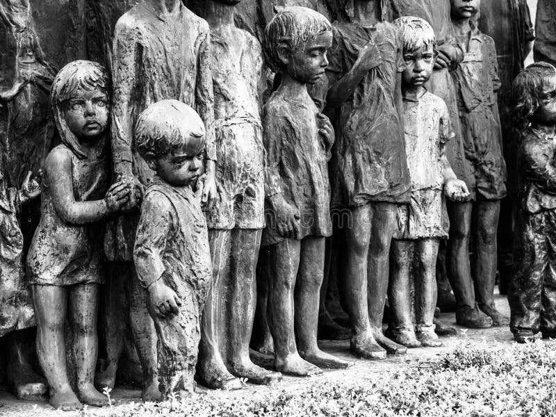 LIDICE, ЧЕХИЯ - 22-ОЕ ИЮНЯ 2013: Мемориал Lidice к жертвам детей Второй Мировой Войны в Lidice стоковая фотография LIDICE, ЧЕХИЯ - 22-ОЕ ИЮНЯ 2013: Мемориал Lidice к жертвам детей Второй Мировой Войны в Lidice стоковая фотография