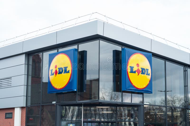 Lidl firma adentro el frente de la tienda imágenes de archivo libres de regalías Lidl firma adentro el frente de la tienda imágenes de archivo libres de regalías