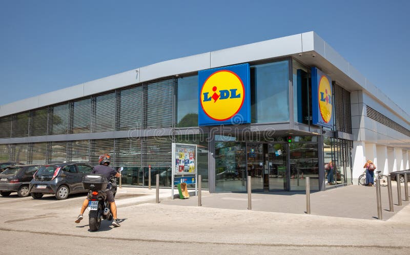 how many people visit supermarket in greece