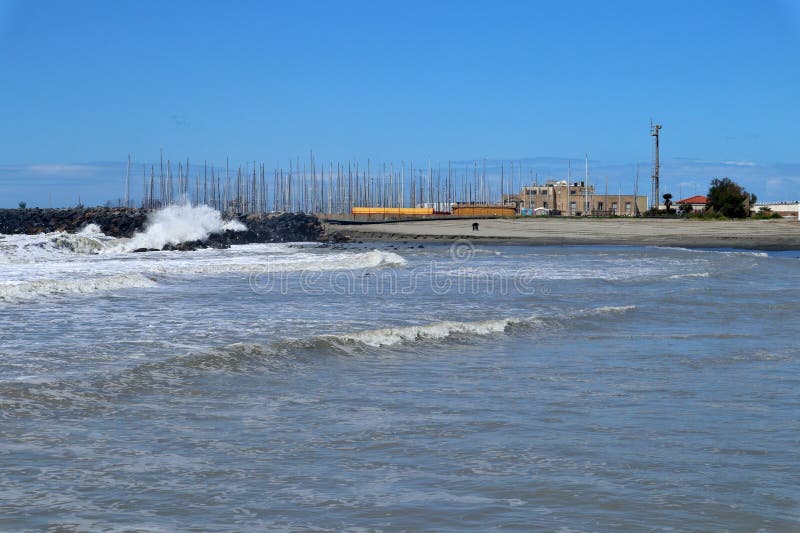 Lido di ostia scorcio del porto dalla scogliera. Lido di ostia lazio ιταλία μαΐου 3 2024 : η παραλία lungomare ducgli abruzzi με άγρια θάλασσα