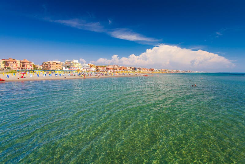 Lido Di Ostia, ΙΤΑΛΙΑ - 14 Σεπτεμβρίου 2016: Κολυμπώντας και χαλαρώνοντας άνθρωποι στο όμορφο Di Ρώμη, PRI παραλιών Lido Di Ostia στοκ εικόνες με δικαίωμα ελεύθερης χρήσης