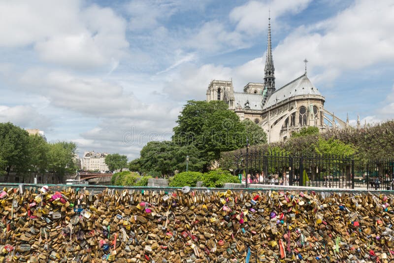 Liebe padlocks an der Brücke über Fluss die Seine in Paris, Frankreich lizenzfreies stockbild Liebe padlocks an der Brücke über Fluss die Seine in Paris, Frankreich lizenzfreies stockbild