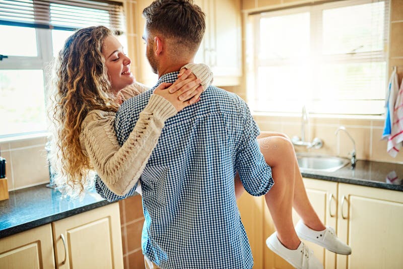Liebe und Morgen mit Ehepaar in der Küche zusammen für die Bindung oder Wellness. entspannen Lächeln oder Vertrauen stockfoto