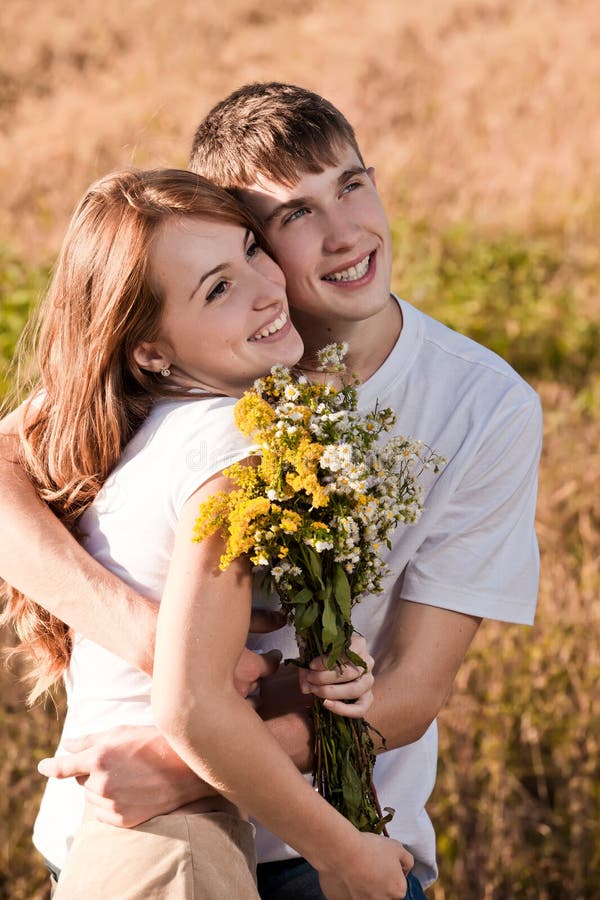 Liebe und Neigung zwischen einem jungen Paar stockbilder Liebe und Neigung zwischen einem jungen Paar stockbilder