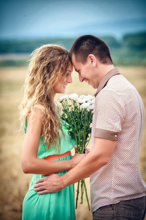 Liebe und Neigung zwischen einem jungen Paar stockfoto Liebe und Neigung zwischen einem jungen Paar stockfoto