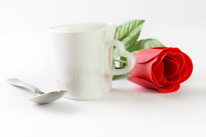 Lieben Sie Formschale mit Teelöffel und Rotrose stockbild Lieben Sie Formschale mit Teelöffel und Rotrose stockbild