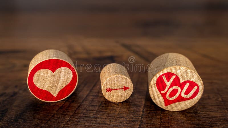 Lieben Sie Sie mit dem roten Hirsch, der Pfeil auf Ihnen im roten Hirsch auf Korkenstücke Valentine’s-Tagesidee auf Vorderansic stockfoto Lieben Sie Sie mit dem roten Hirsch, der Pfeil auf Ihnen im roten Hirsch auf Korkenstücke Valentine’s-Tagesidee auf Vorderansic stockfoto