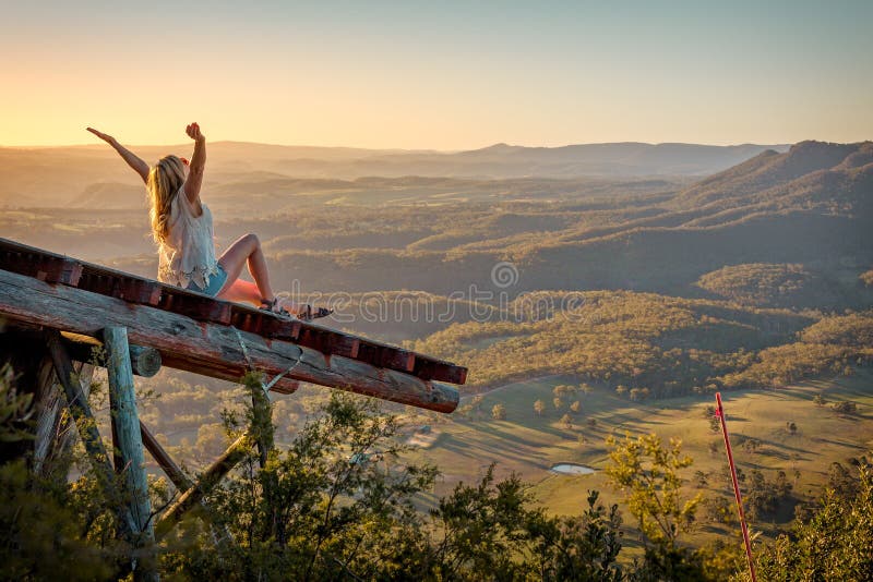 Liebende glaubende freudige Erregung der Frau der Freiheit auf Rampenhoch über dem Tal stockfoto Liebende glaubende freudige Erregung der Frau der Freiheit auf Rampenhoch über dem Tal stockfoto