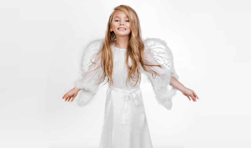 Liebenswürdiges kleines Mädchen, Blondine, kleine Prinzessin, die in einer Engelsausstattung gekleidet wird, besteht Griffgebet i stockfotografie Liebenswürdiges kleines Mädchen, Blondine, kleine Prinzessin, die in einer Engelsausstattung gekleidet wird, besteht Griffgebet i stockfotografie