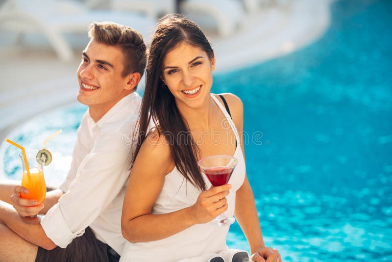 Liebevolle Paarausgabenferien auf tropischem ErholungsortSwimmingpool Jungvermähltenflitterwochen auf Küste lizenzfreies stockbild Liebevolle Paarausgabenferien auf tropischem ErholungsortSwimmingpool Jungvermähltenflitterwochen auf Küste lizenzfreies stockbild