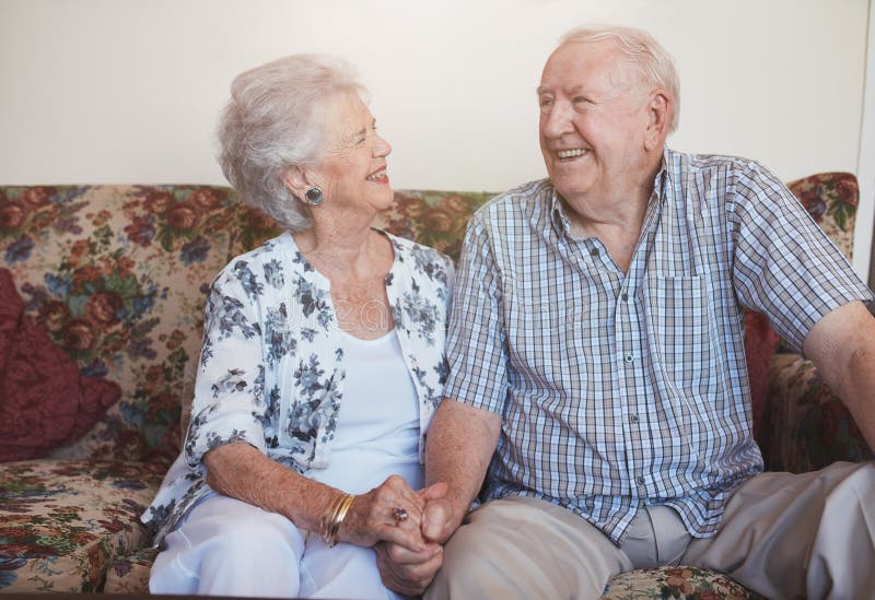 Liebevolle ältere Paare, die zusammen zu Hause sitzen stockfotografie Liebevolle ältere Paare, die zusammen zu Hause sitzen stockfotografie