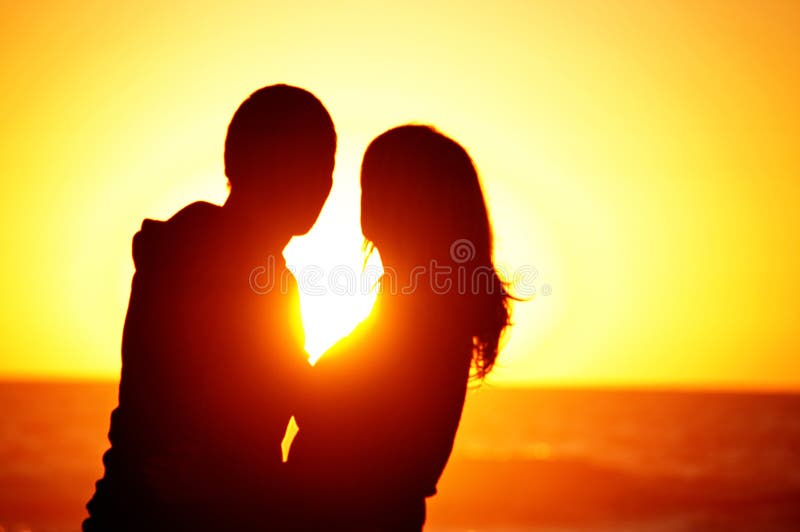 Liebevoller Paarstrandsonnenuntergang stockfoto Liebevoller Paarstrandsonnenuntergang stockfoto