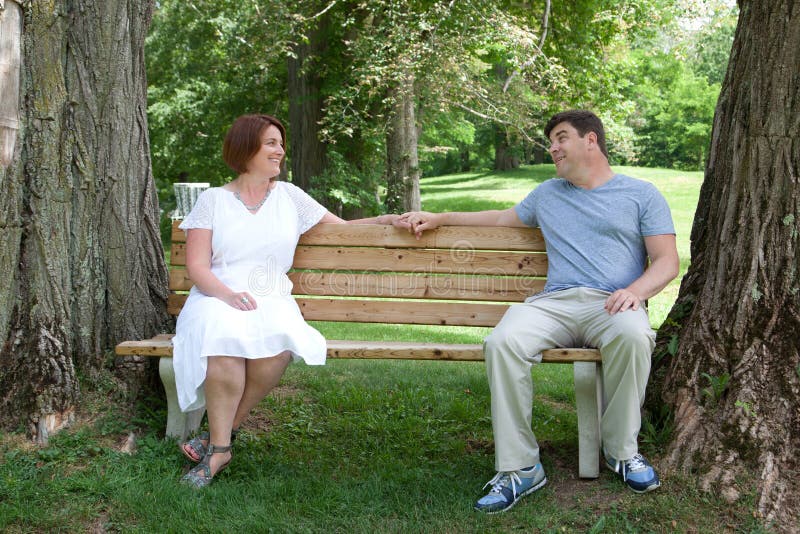 Liebevolles Verheiratetes Paar Auf Bank Stockfoto Bild Von Verheiratetes Liebevolles